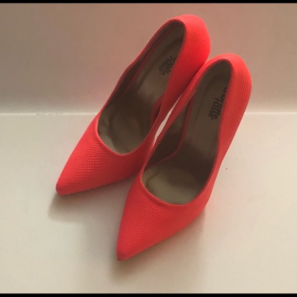 New Charlotte Russe Pumps Beautiful Coral Color - Picture 3 of 7